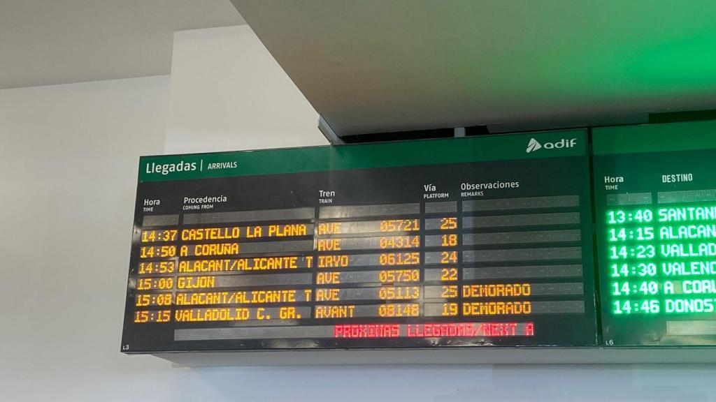 Carteles de horarios durante el corte de tensión en los trenes de alta velocidad en Chamartín.