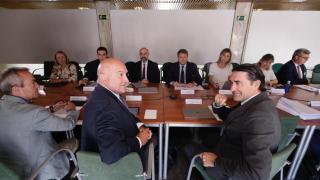 El alcalde de Valladolid, Jesús Julio Carnero, el consejero de Medio Ambiente, Vivienda y Ordenación del Territorio, Juan Carlos Suárez-Quiñones y, al fondo, el secretario de Estado de Transportes y Movilidad Sostenible, José Antonio Santano, en la reunión de la Sociedad Valladolid Alta Velocidad de este jueves