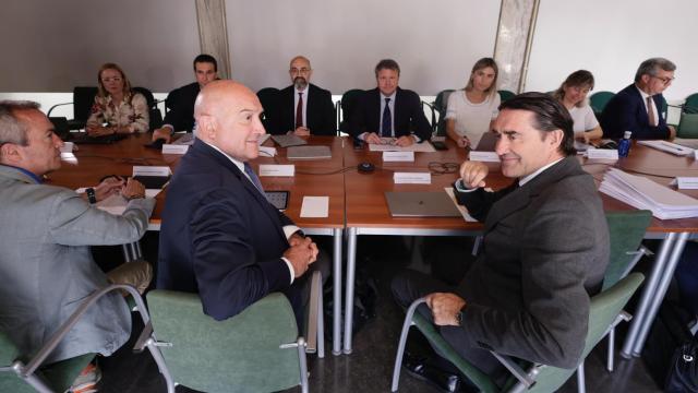 El alcalde de Valladolid, Jesús Julio Carnero, el consejero de Medio Ambiente, Vivienda y Ordenación del Territorio, Juan Carlos Suárez-Quiñones y, al fondo, el secretario de Estado de Transportes y Movilidad Sostenible, José Antonio Santano, en la reunión de la Sociedad Valladolid Alta Velocidad de este jueves