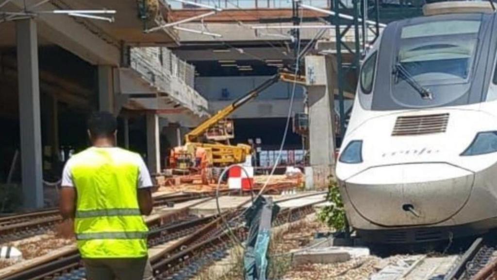 El tren de Alta Velocidad que ha descarrilado en Chamartín, provocando una falta de suministro eléctrico en la estación.