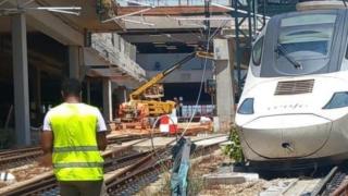 El tren de Alta Velocidad que ha descarrilado en Chamartín, provocando una falta de suministro eléctrico en la estación.