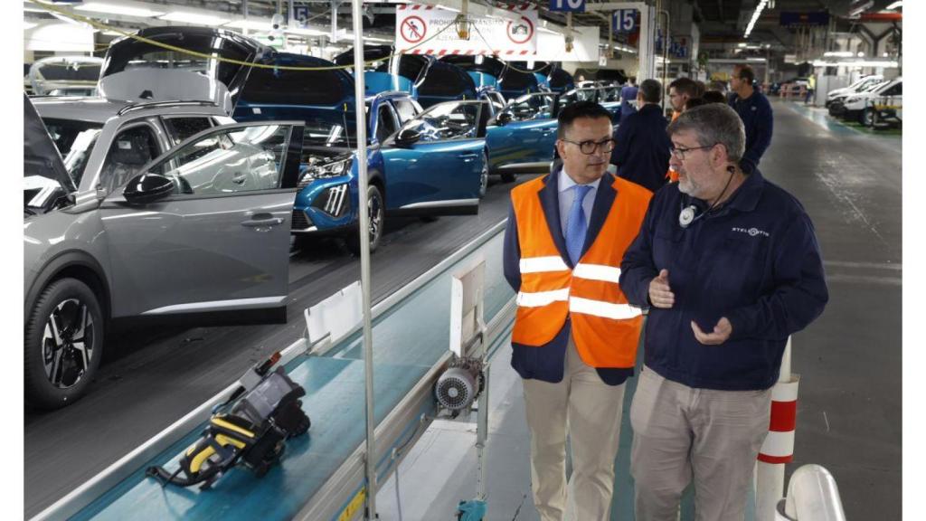 El conselleiro de Emprego, Comercio y Emigración de la Xunta, José González, durante su visita a Stellantis Vigo