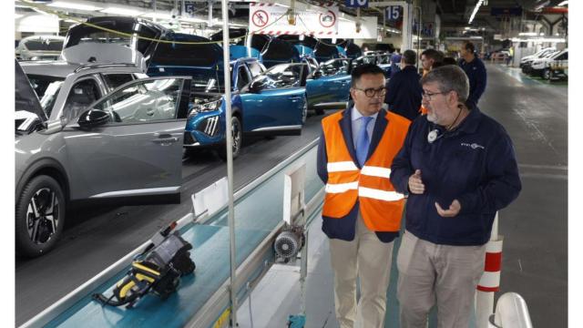 El conselleiro de Emprego, Comercio y Emigración de la Xunta, José González, durante su visita a Stellantis Vigo