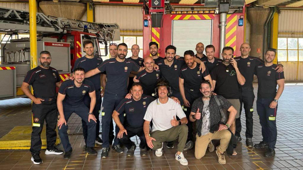 El chef Miguel Cobo con los bomberos de Burgos que salvaron su restaurante