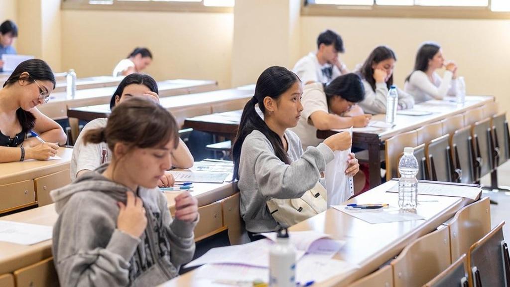 Un grupo de estudiantes durante la PAU 2025.