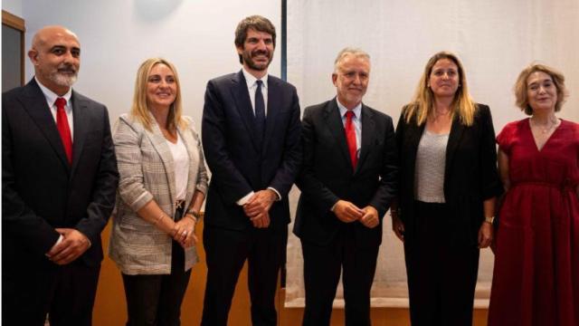 El ministro Urtasun, en el centro, en la presentación de los actos.