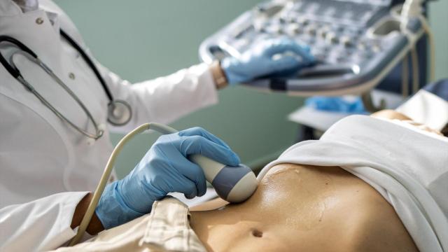 Un paciente se somete a una ecografía abdominal.
