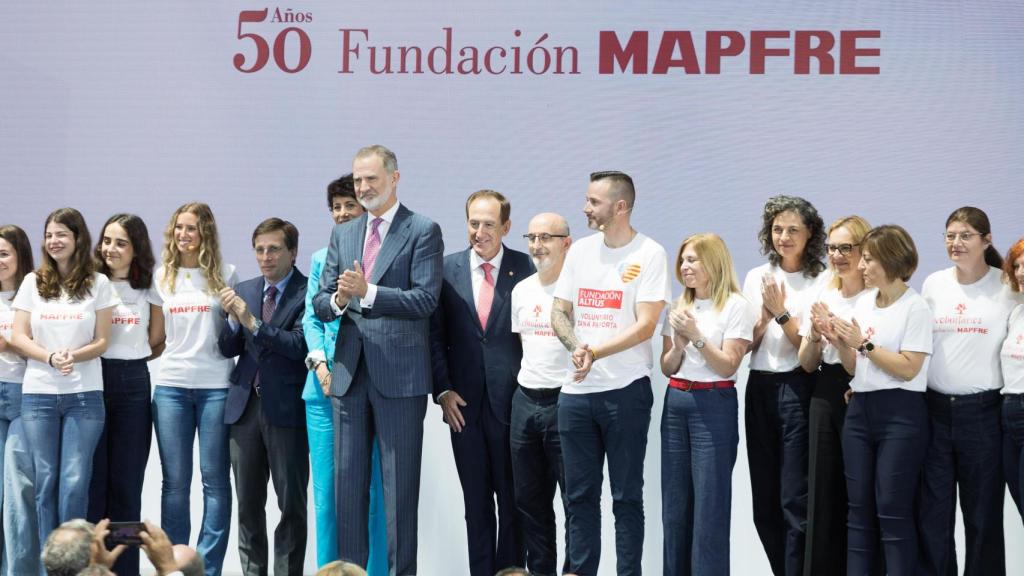SM El Rey acompañado de Elma Saiz, ministra de Inclusión, Seguridad Social y Migraciones, Antonio Huertas, presidente de Fundación MAPFRE, José Luis Martínez-Almeida, Alcalde de Madrid, y una representación de los voluntarios de la fundación.
