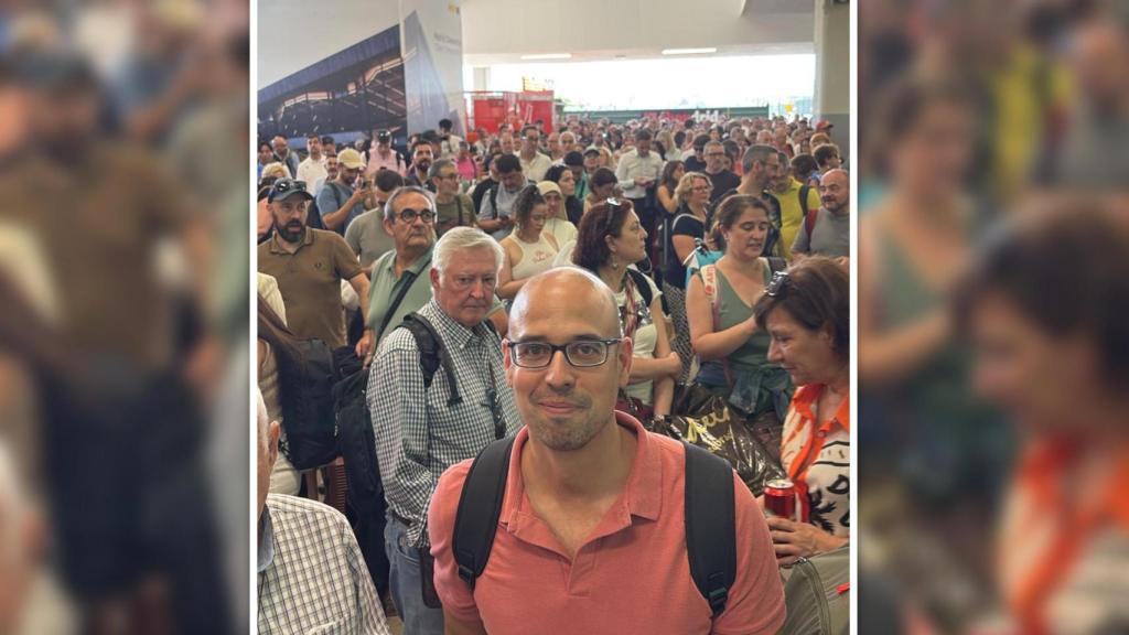 El pasajero palentino Pablo Polanco entre el mogollón de gente que espera noticias sobre los trenes en Chamartín