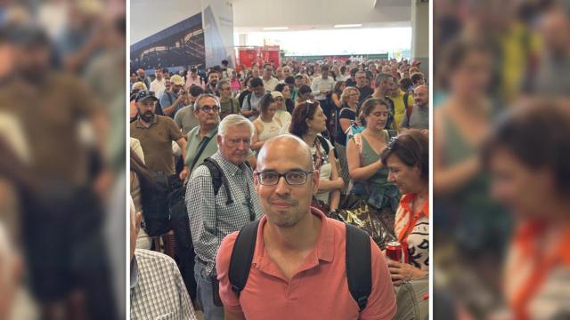 El pasajero palentino Pablo Polanco entre el mogollón de gente que espera noticias sobre los trenes en Chamartín