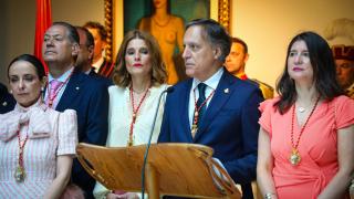 El alcalde de Salamanca, Carlos garcía Carbayo, junto a la corporación municipal durante su discurso en la Casa Lis