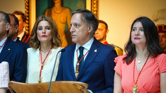 El alcalde de Salamanca, Carlos garcía Carbayo, junto a la corporación municipal durante su discurso en la Casa Lis