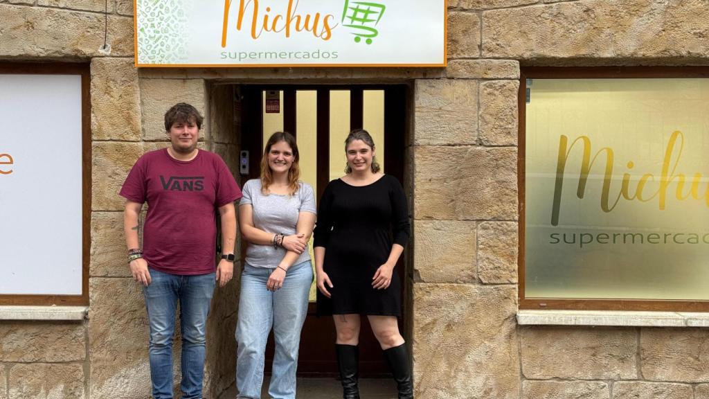 Patrick, Anais y Paloma posan en la puerta de su próximo negocio en Barruelo de Santullán