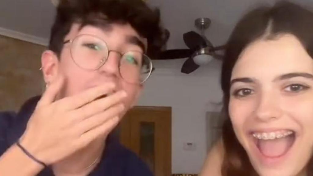 El chico y su amiga, sorprendidos con el resultado.