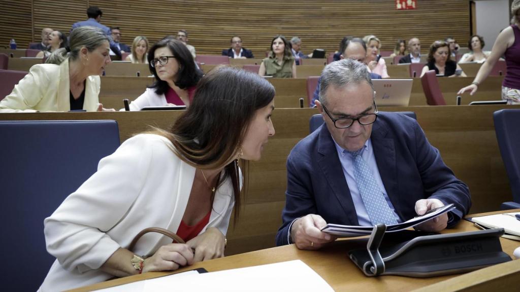La consellera de Hacienda, Ruth Merino, junto al vicepresidente para la Recuperación, Gan Pampols. José Cuéllar / Corts