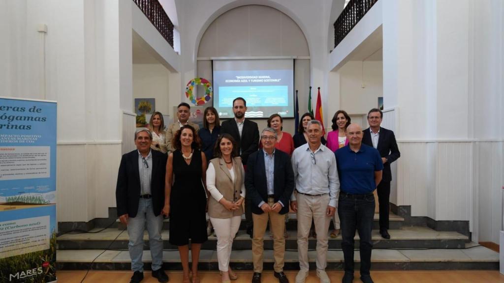 Autoridades en la presentación del estudio 'Bosques sumergidos'.