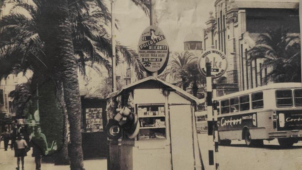 Un quiosco con la publicidad del  Pollastre