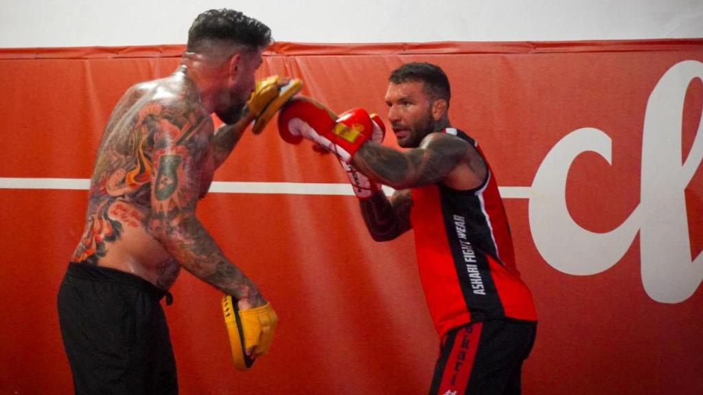 Franco Tenaglia practica combinaciones de boxeo en el Climent Club.
