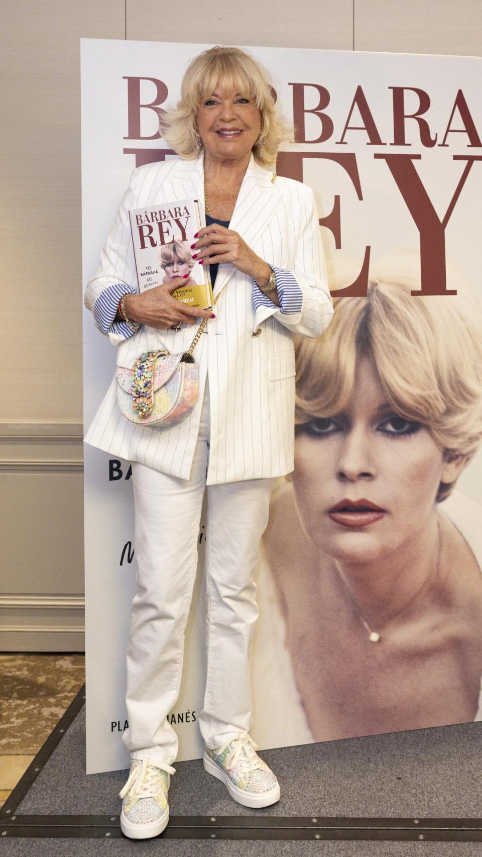 La actitud del rey Juan Carlos siempre ha sido la de desaparecer ante los problemas, ha recordado en la presentación de su libro.