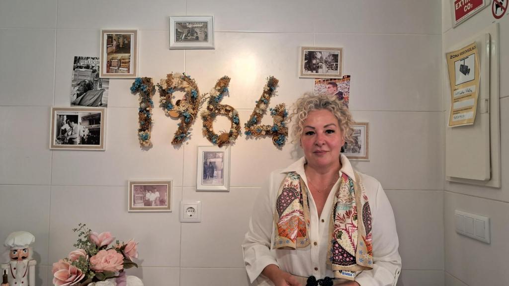 Anna Carretero al lado de las fotos de sus tíos abuelos con el Pollastre