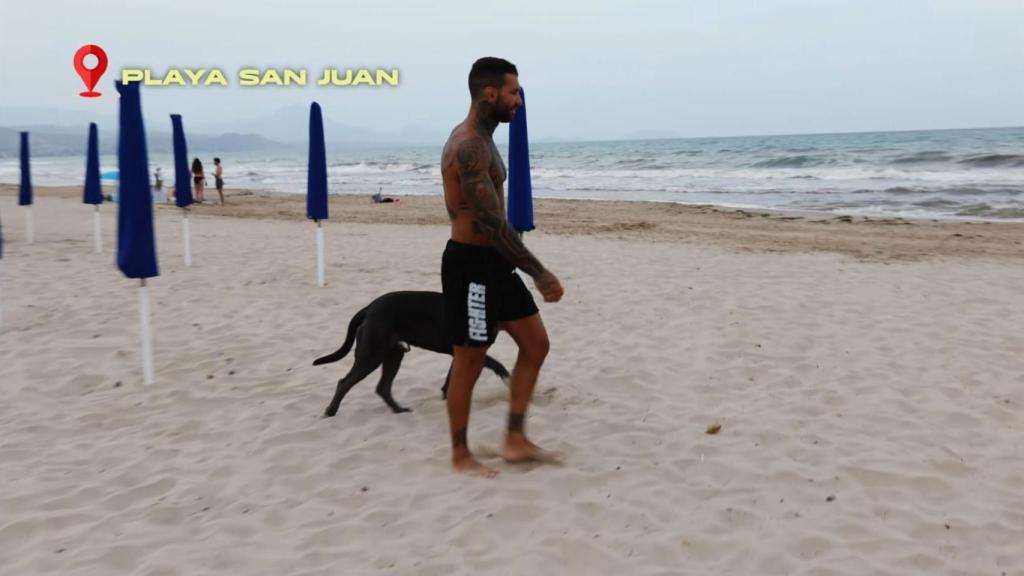 Tenaglia con su perro en Playa de San Juan.