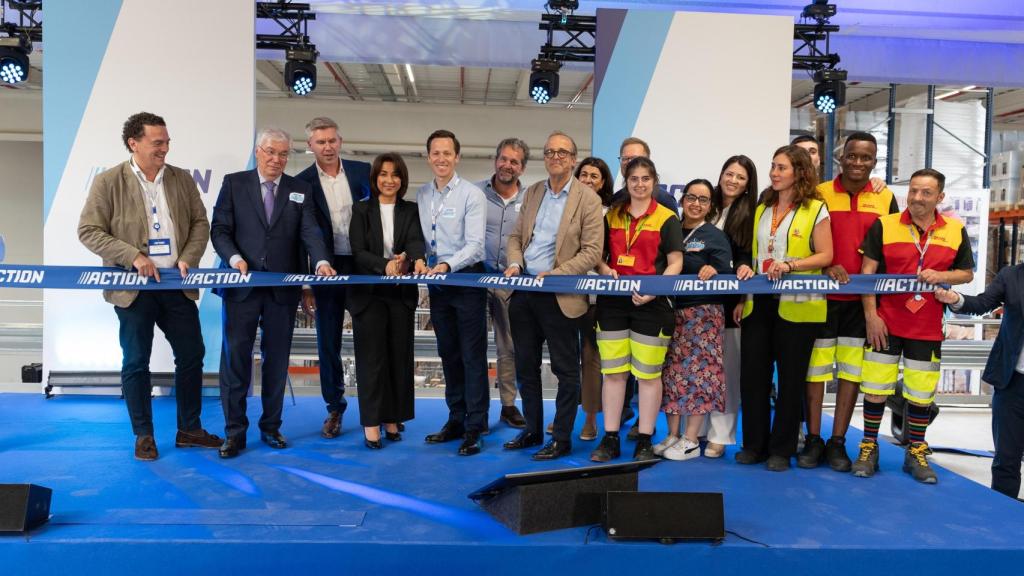 La cadena holandesa Action inaugura su primer centro de distribución en España.