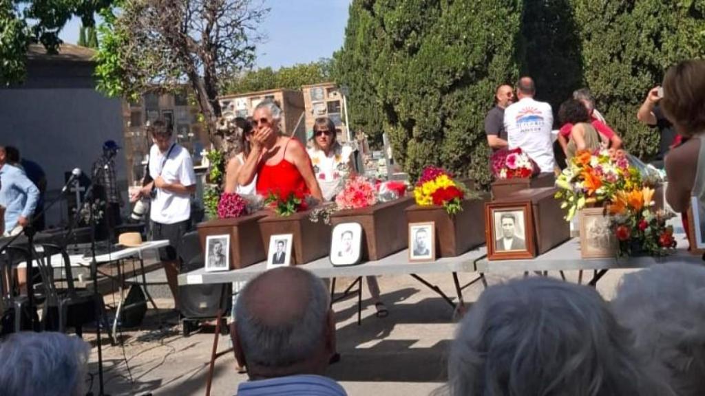 El acto de homenaje y entrega de los restos de las víctimas a sus familiares en el cementerio de Alicante.