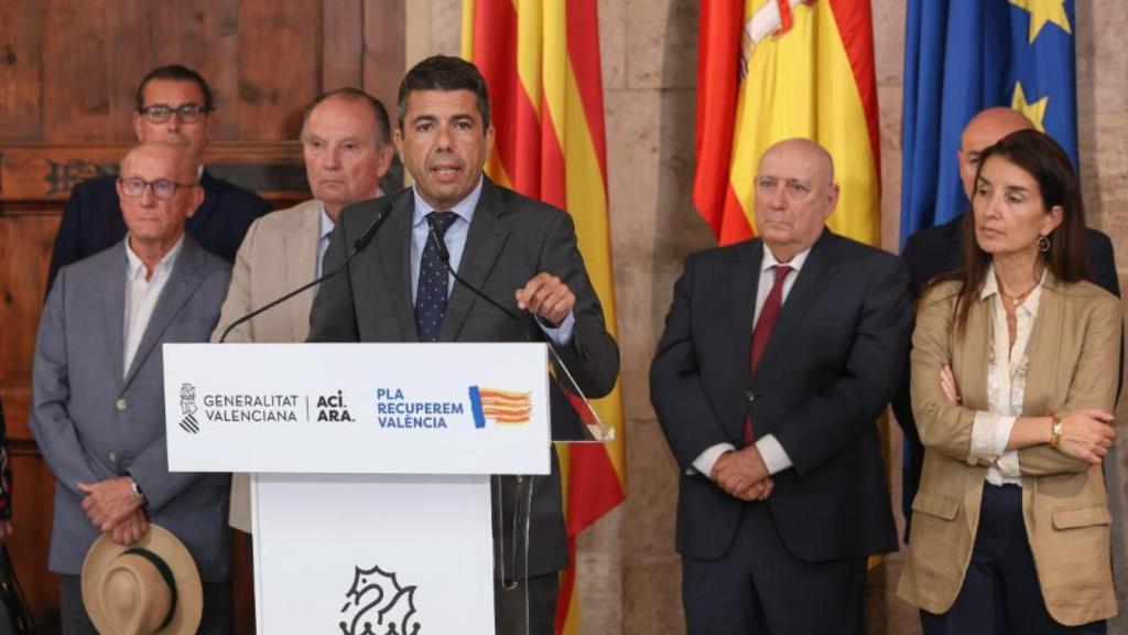 Mazón y Merino junto a proveedores de la Generalitat. EE