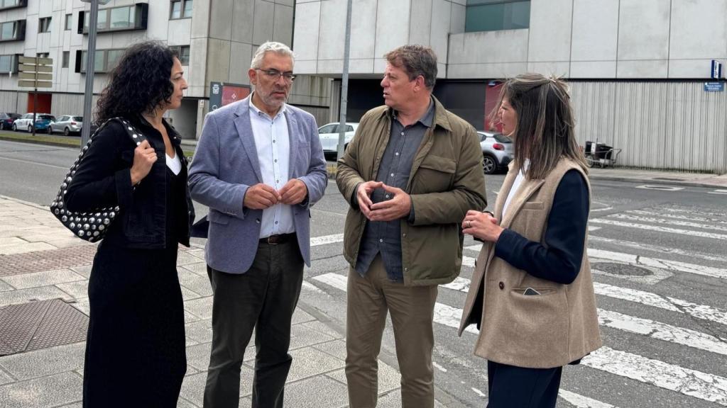 El responsable del Partido Socialista en Galicia, José Ramón Gómez Besteiro, junto al alcalde de Lugo, Miguel Fernández, y otros cargos socialistas