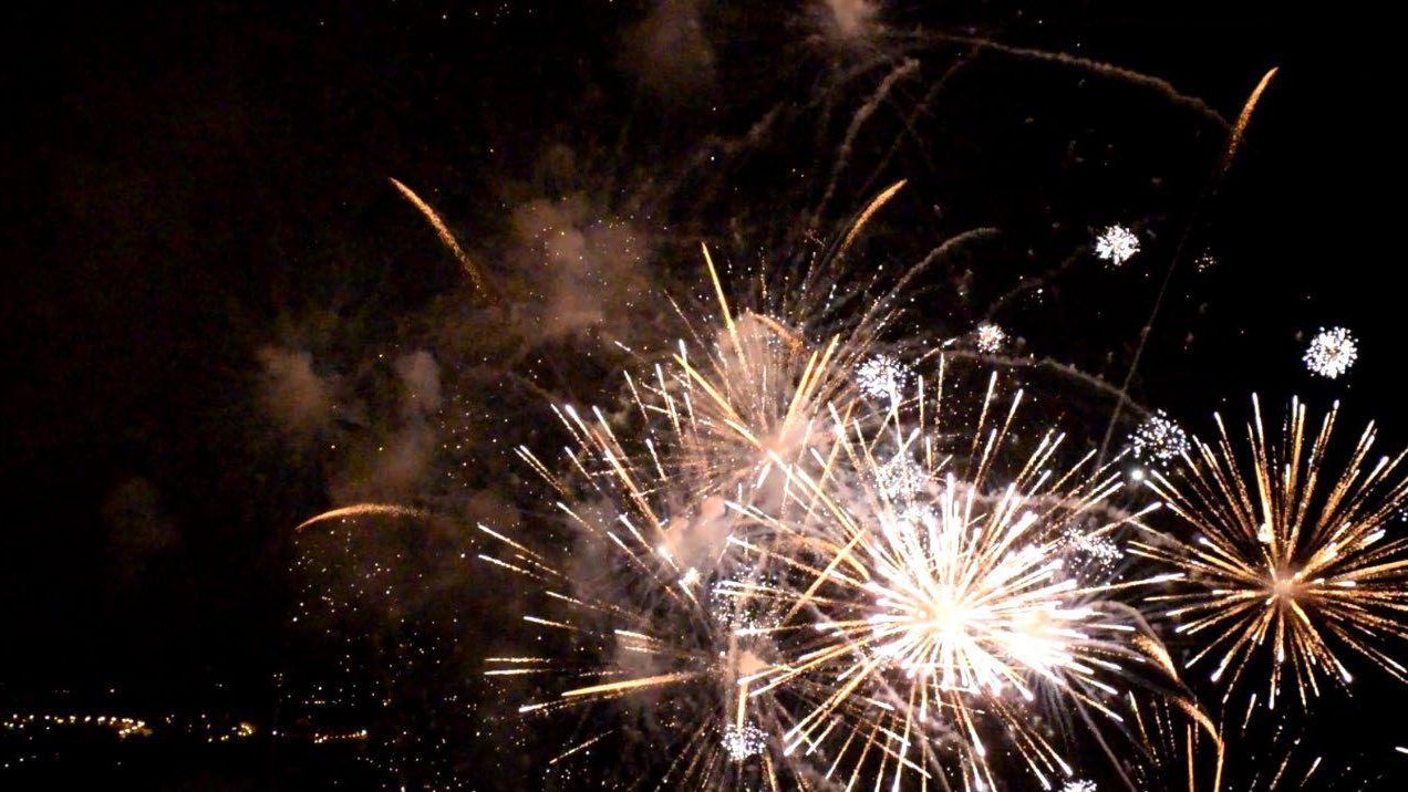 Vista de los fuegos artificiales de Hogueras desde el castillo de Santa Bárbara.