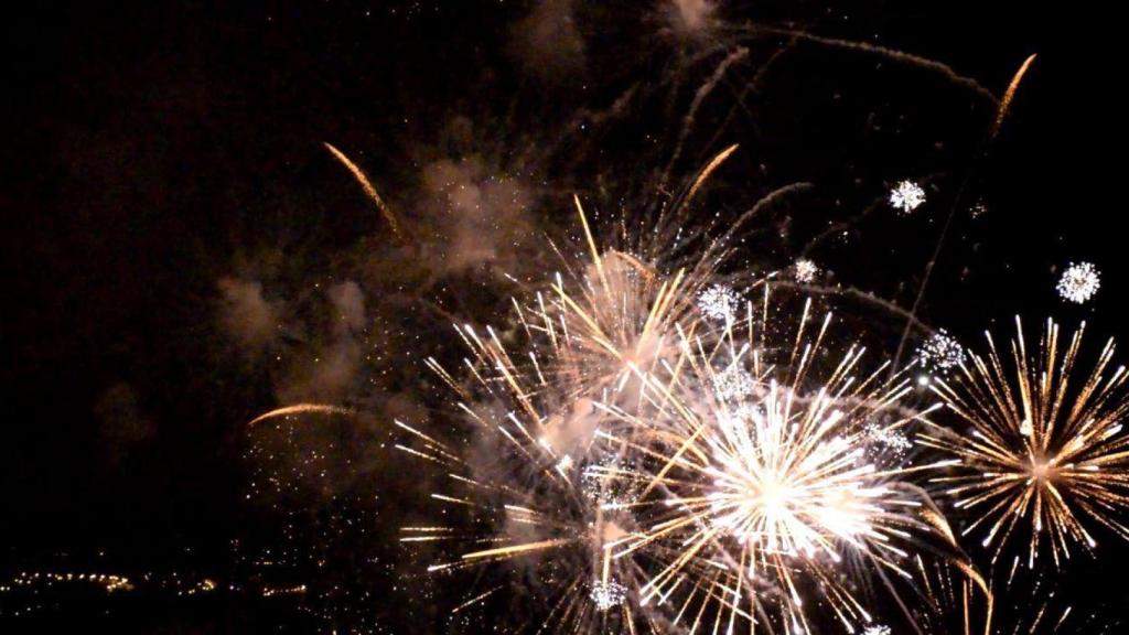 Vista de los fuegos artificiales de Hogueras desde el castillo de Santa Bárbara.