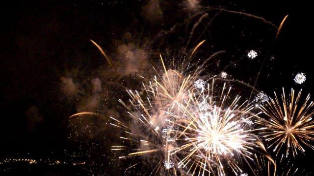 Vista de los fuegos artificiales de Hogueras desde el castillo de Santa Bárbara.