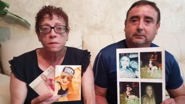 Ana Luisa, junto a su hermano, Blas, en su casa de Abanilla, mostrando fotos de la difunta Ana Rodríguez Marco.