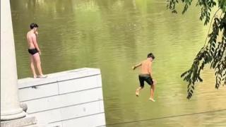 Dos jóvenes bañándose en el Tajo en Toledo. Foto: Instagram @ser0noser.