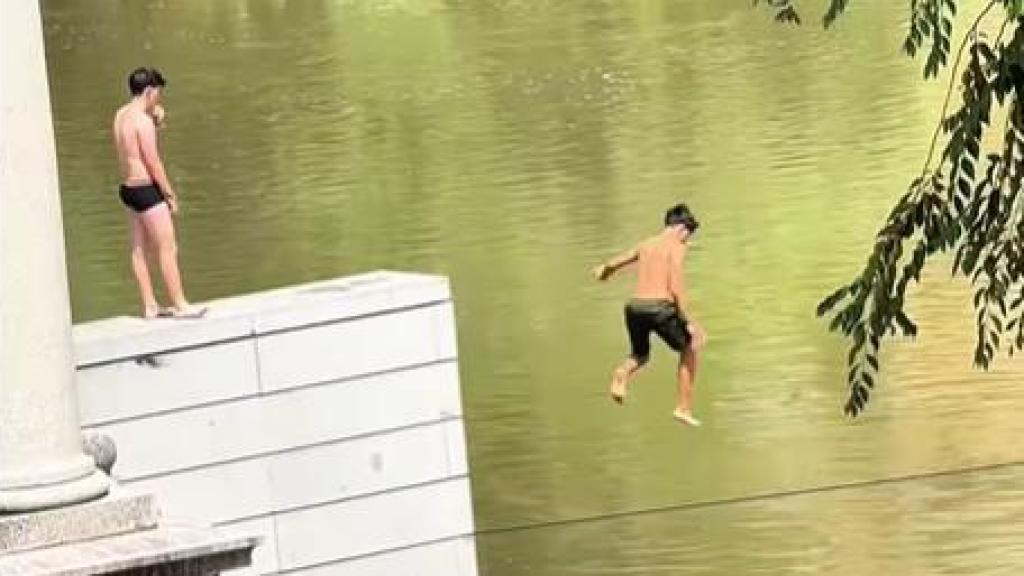 Dos jóvenes bañándose en el Tajo en Toledo. Foto: Instagram @ser0noser.
