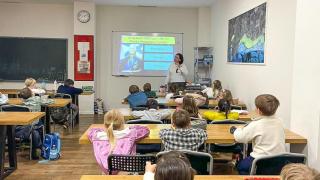 Niños españoles de origen ruso son adoctrinados durante una clase no lectiva organizada el pasado mes de febrero en la Escuela Rusa de Marbella, coincidiendo con el Día del Defensor de la Patria.