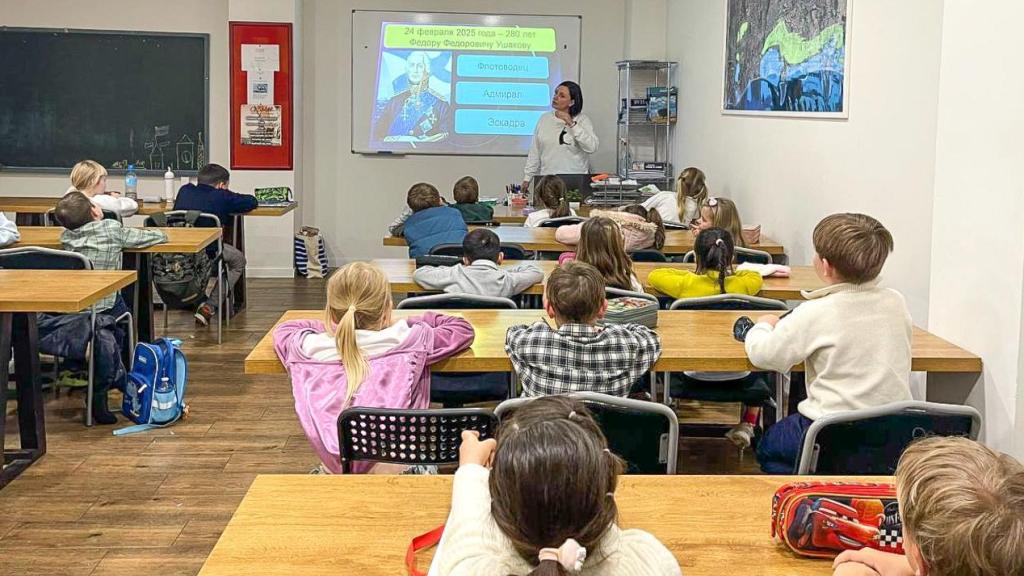 Niños españoles de origen ruso son adoctrinados durante una clase no lectiva organizada el pasado mes de febrero en la Escuela Rusa de Marbella, coincidiendo con el Día del Defensor de la Patria.