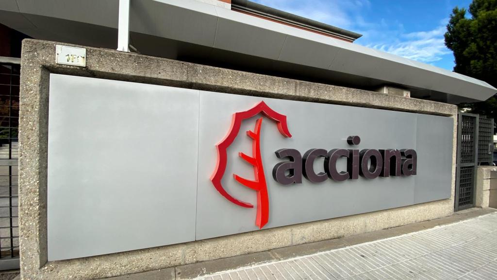 Logotipo de Acciona en la entrada de su sede en Madrid.