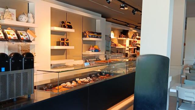 Interior de la pastelería.