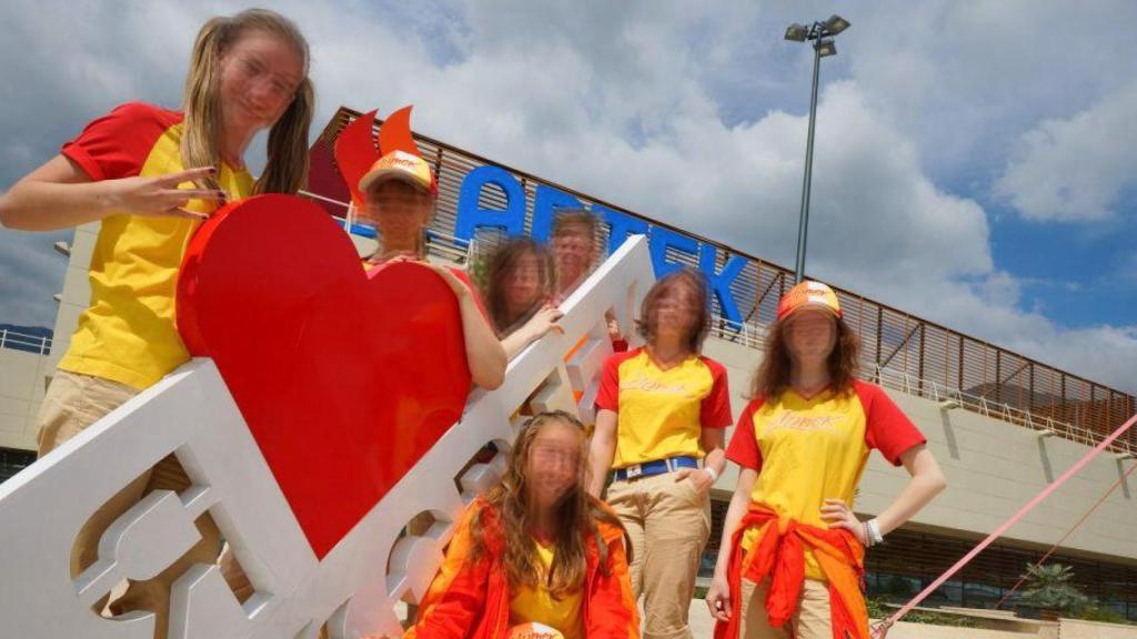 Al menos setenta niños españoles han pasado por Artek, un campamento situado en Crimea donde el Kremlin enseña a los participantes a manejar armas de asalto y los pone en contacto con soldados que han participado en la agresión a Ucrania. La organización de compatriotas rusos en España (SORS) ha seguido alentando la participación a sabiendas de que está prohibida por la Unión Europea, incurriendo en ilegalidades.