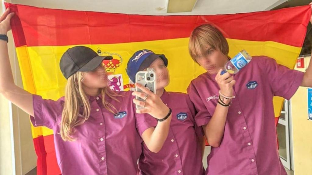 A la izquierda, Larisa, una niña de Mallorca de origen ruso, durante su estancia en el campamento de adoctrinamiento patriótico y militar de Artek, sosteniendo una bandera española.