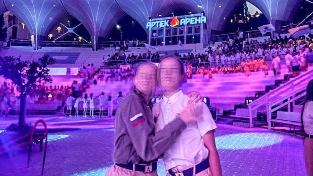 Una niña de Palma de Mallorca enviada a Artek, en los territorios ocupados de Crimea, toma parte en un festival en el que toman parte los soldados del Kremlin que combaten en Ucrania. Es lo habitual en ese campamento sancionado por la UE donde los chicos mayores son incluso adiestrados para manejar fusiles de asalto y se han llegado incluso a reunir con mercenarios de Wagner.