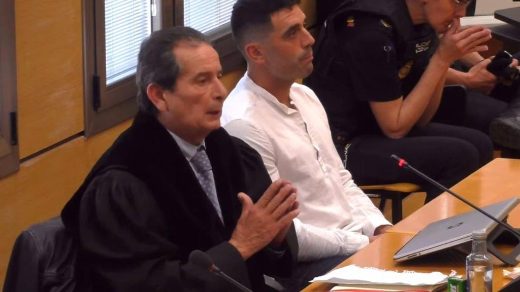 Imagen del acusado junto a su abogado durante el juicio. Foto: Europa Press.