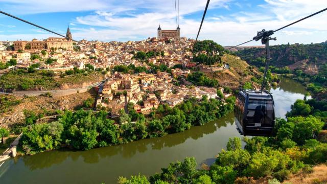 Recreación simulada con IA sobre una supuesta línea de teleférico con el Casco Histórico de Toledo al fondo.