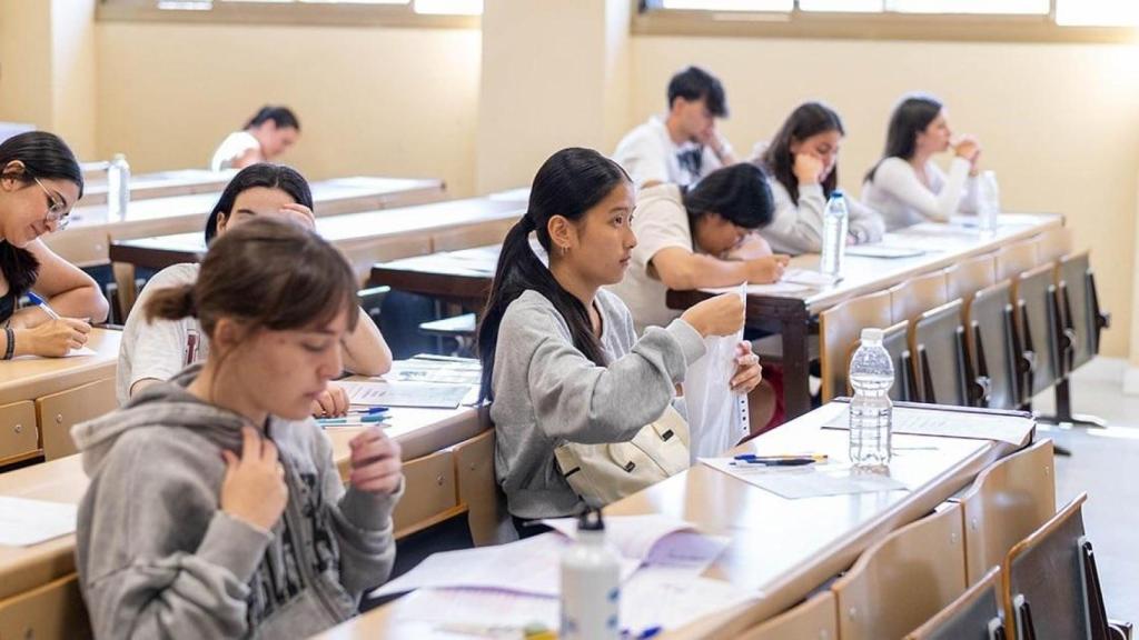 Un grupo de estudiantes en la PAU 2025 en Huelva.