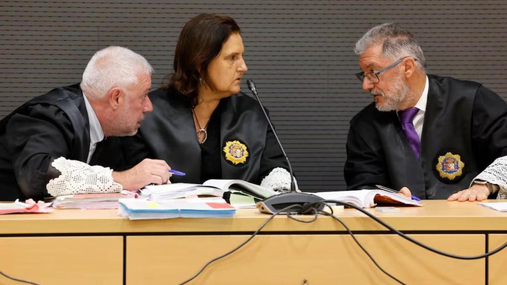 La presidenta de la sección segunda del Audiencia de Las Palmas, Pilar Parejo, consulta con sus compañeros de sala durante el juicio, , en el que no se autorizó tomar imágenes de los acusados para no identificar a las víctimas.
