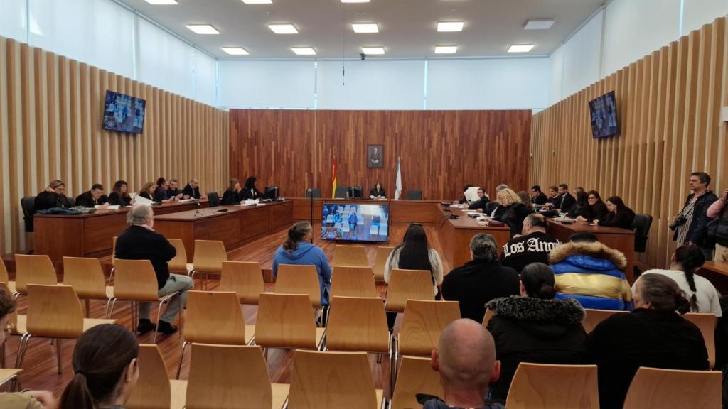 Imagen de la vista por usurpación contra varios 'okupas' que residían en el edificio de la calle Alfonso X de Vigo, donde murieron una madre y tres de sus hijos en un incendio