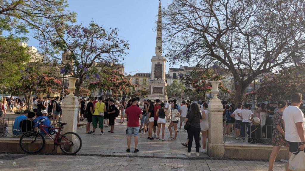 La plaza de la Merced repleta de jóvenes esperando a los youtubers.