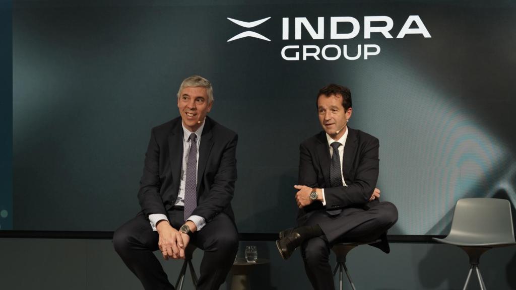 El presidente ejecutivo de Indra Group, Ángel Escribano, y el consejero delegado de Indra Group, José Vicente de los Mozos, en un encuentro con el ecosistema de la defensa español.
