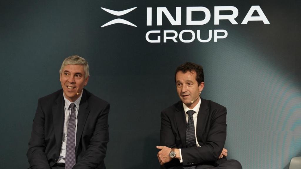 El presidente ejecutivo de Indra Group, Ángel Escribano, y el consejero delegado de Indra Group, José Vicente de los Mozos, en un encuentro con el ecosistema de la defensa español.
